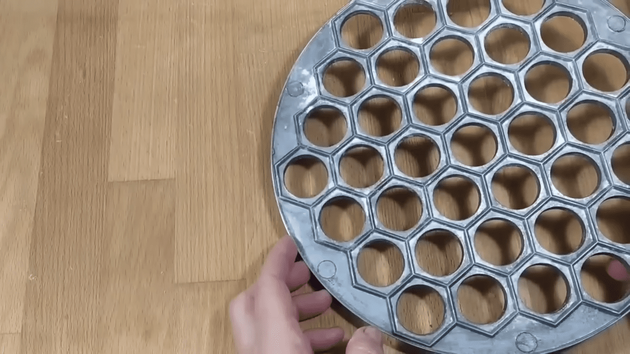 Експерти розповіли, як правильно використовувати пельменницю