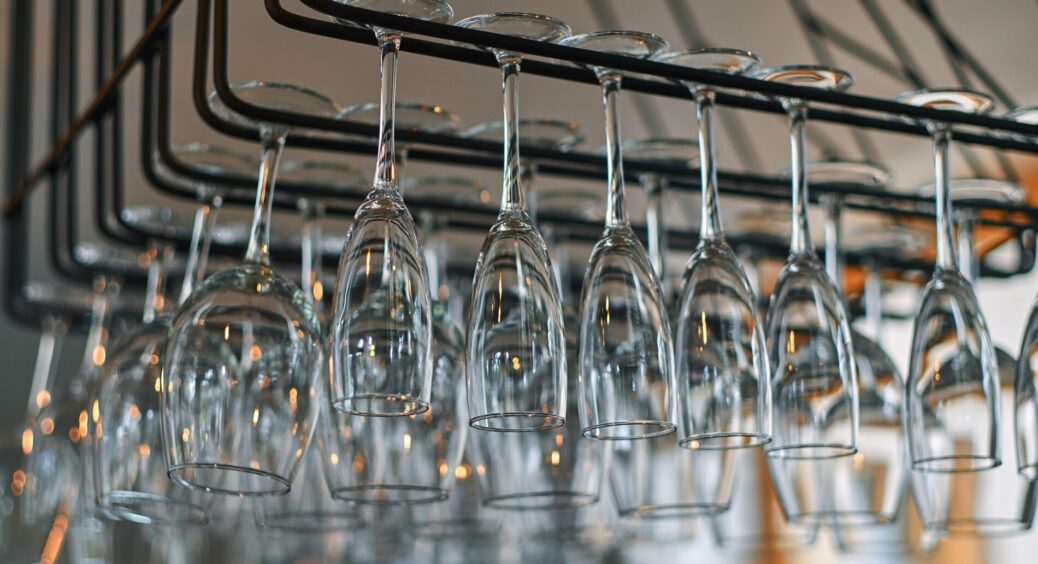 Навіть у мішленівських ресторанах келихи не блищать, як мої – 1 бомбезний лайфхак дістався мені від свекрухи 