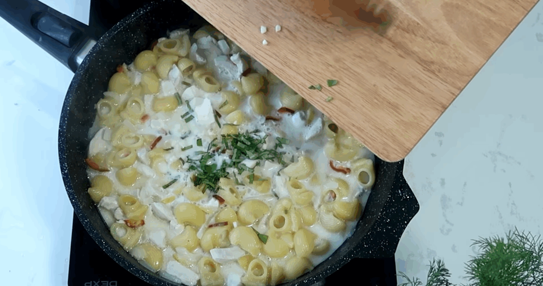 Експерти розповіли, як приготувати макарони з куркою в соусі