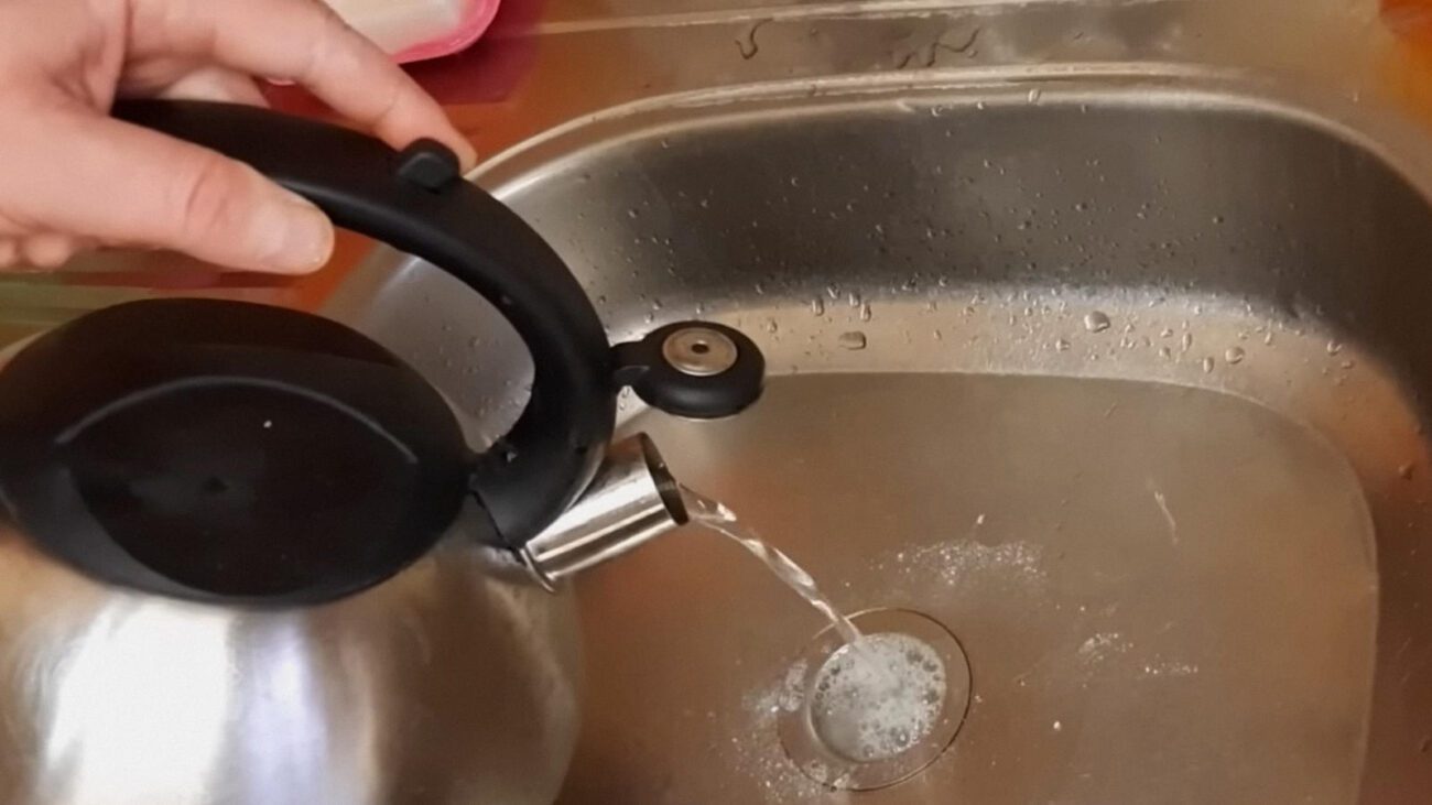 Господині розповіли, як ефективно прибрати запах із раковини на кухні