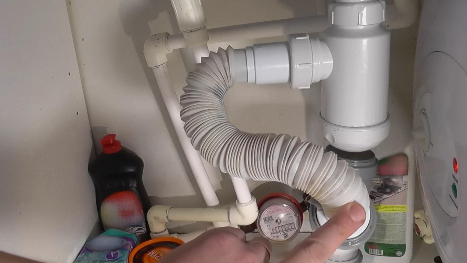 Майстри пояснили, чому не можна лити окріп у кухонну раковину