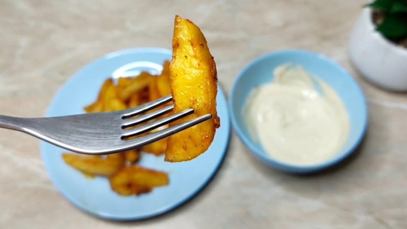 Господині розповіли, як приготувати картоплю по-селянськи за 15 хвилин без духовки 