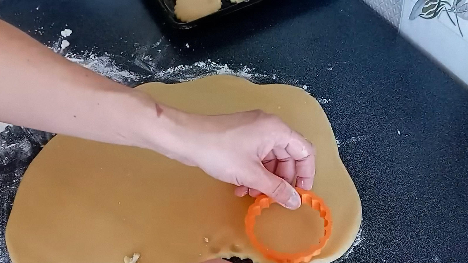 Покроковий рецепт смачних і пухких коржиків з простих інгредієнтів