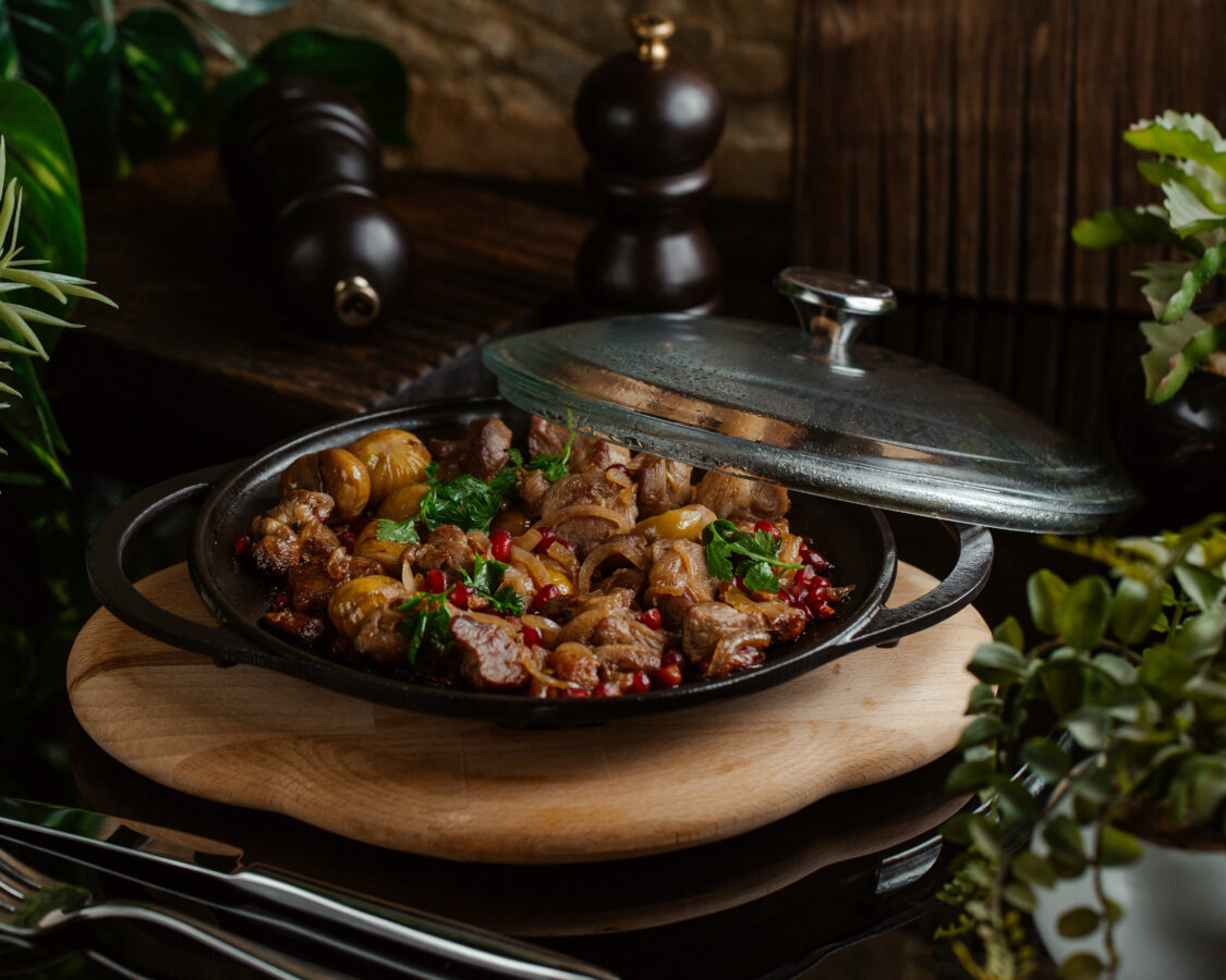 Кулінари розповіли, яка страва на чавунній сковорідці виходить найсмачнішою