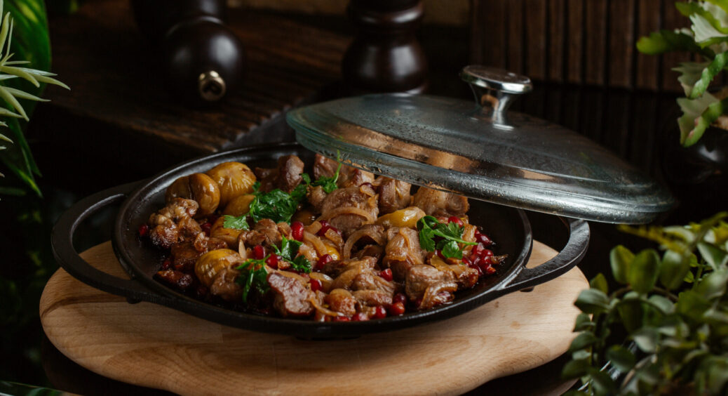 4 шеф-кухарів запитали, що краще смажити на чавунній сковорідці: всі дали однакову відповідь – 1 страва 
