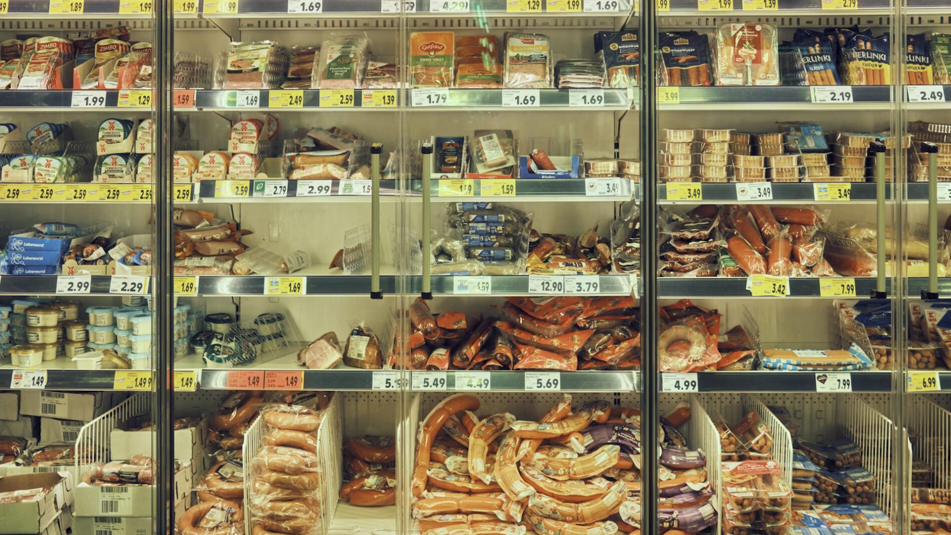 Експерти назвали складники у сосисках, які не можна вживати у їжу