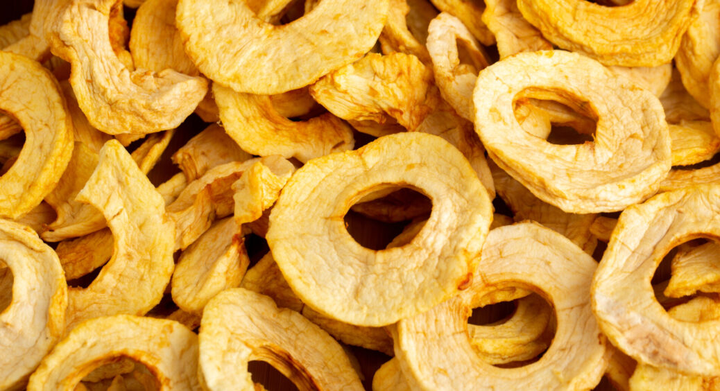 Сушу яблука прямо на балконі без сушарки: не темніють, не пліснявіють, зберігаються як сухофрукти – вічність 