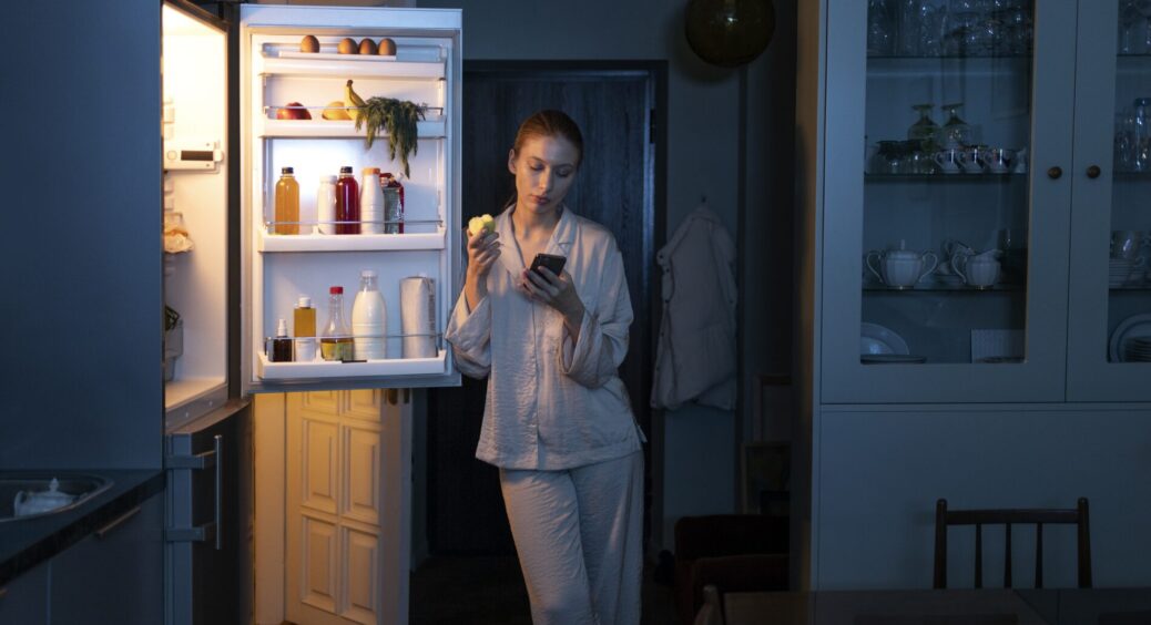 Холодильник туго відкривається: 1 хитрість – і більше не треба йти в “качалку”, щоб відкрити дверцята 