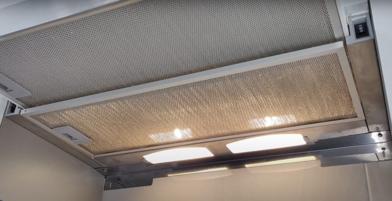 Господині розповіли, як відчистити жирну витяжку