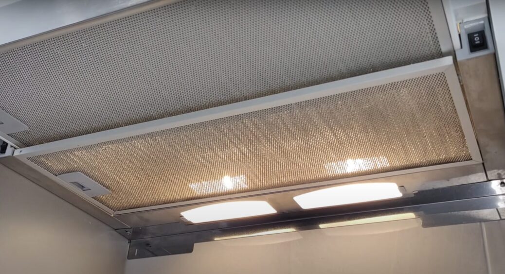 Витяжка матиме новий вигляд: свекруха поділилася своїм “коронним” способом відмити навіть старий жир 