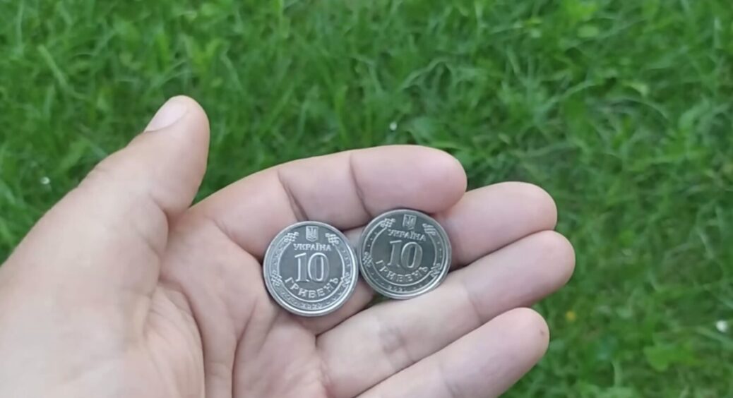 Баба навчила ставити біля вхідних дверей тарілочку з рисом і 1 монетою: гроші не переводяться весь місяць 