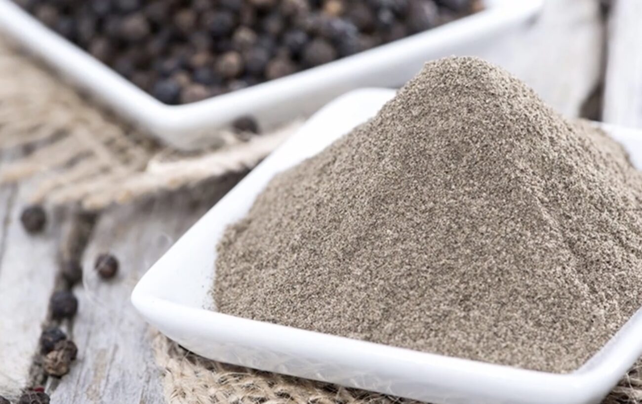 Городники розповіли, навіщо посипати грядки чорним перцем восени