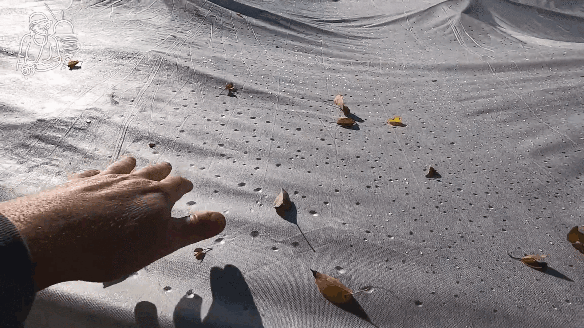 Експерти розповіли, як очистити спанбонд після городнього сезону