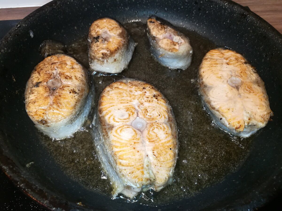 Експерти розповіли, як правильно готувати рибу, аби на кухні не було неприємного аромату