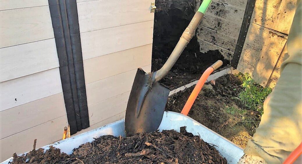 Компостна купа продовжує “жити” навіть узимку – не замерзає: 3 поради від досвідченого городника 