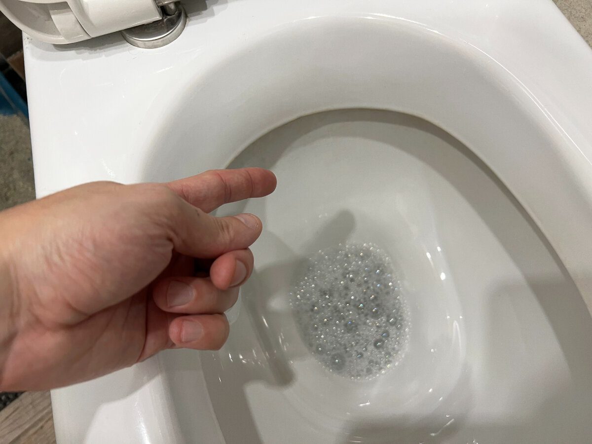 Експерти розповіли, навіщо лити перекис водню в бачок туалету
