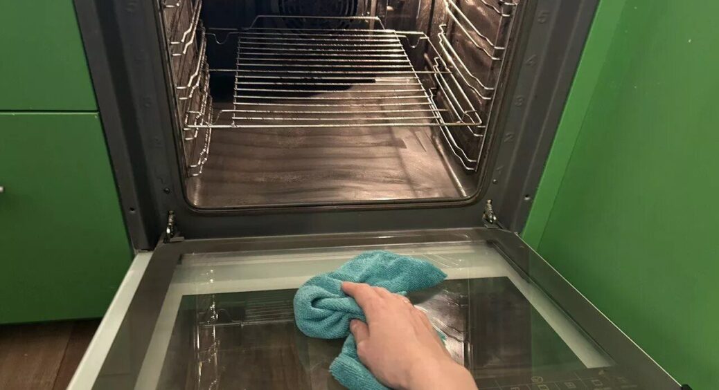 Кидаю 10 г у деко – і духовка чистенька, наче тільки з магазину: ні нагару, ні 100-річного шару жиру 
