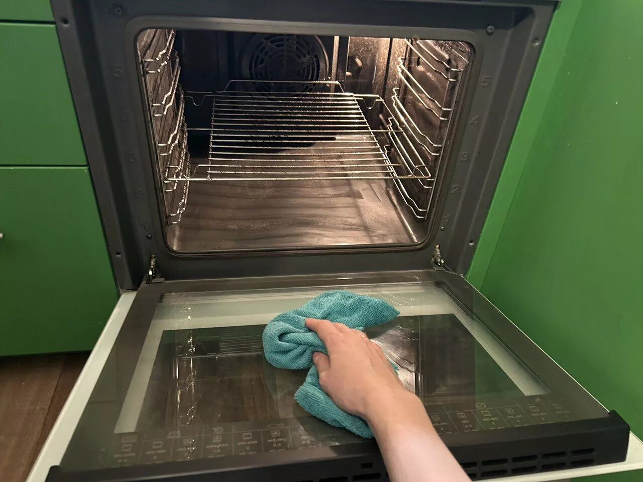 Господині розповіли, як очистити духову шафу від жиру без хімії