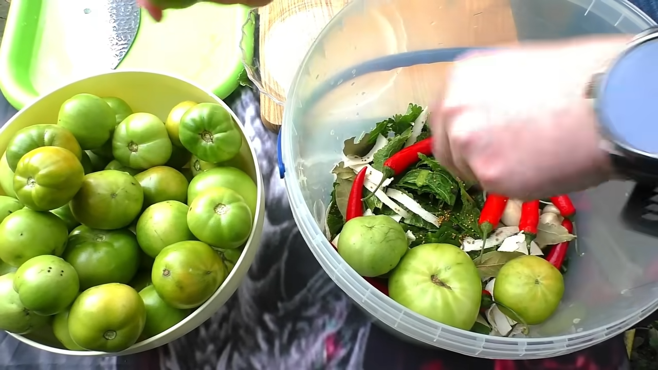 Кулінари поділилися давнім рецептом квашених зелених помідорів