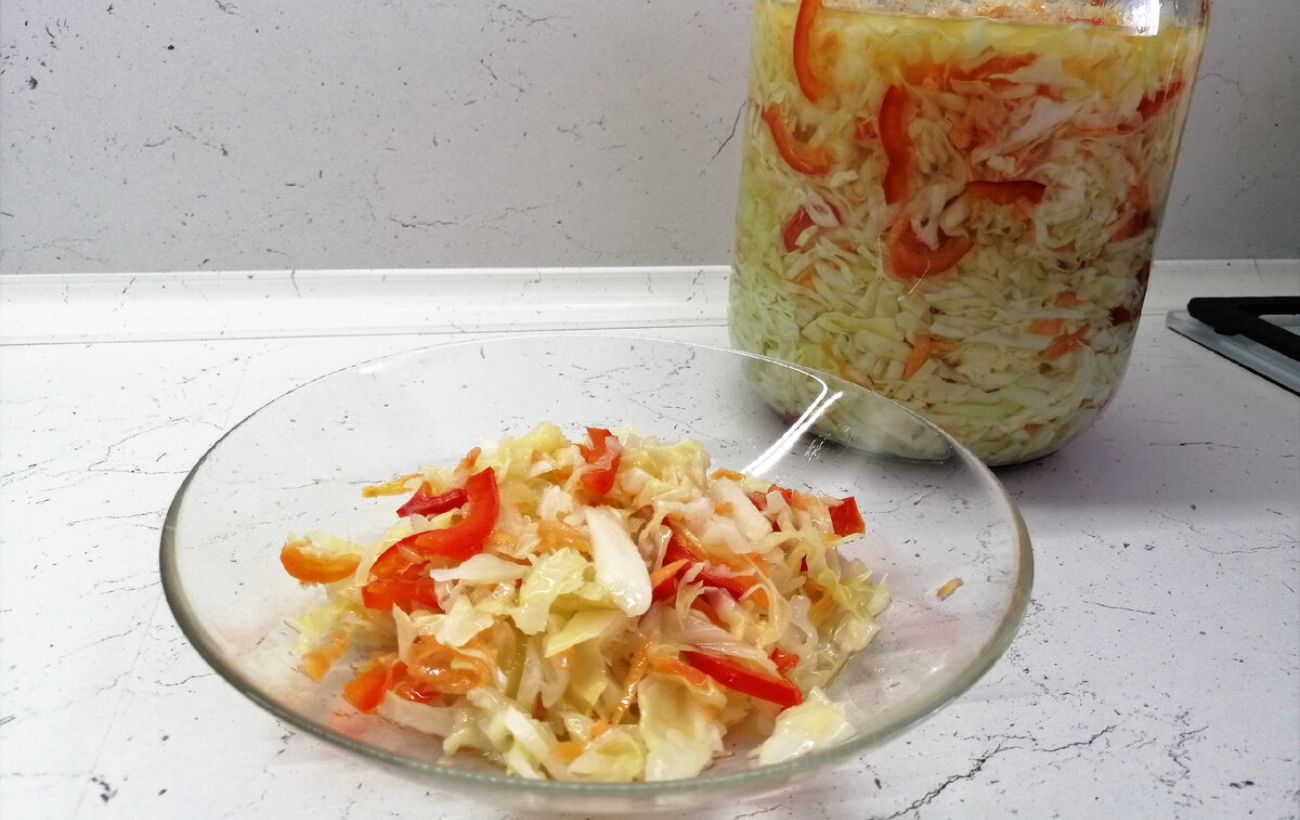 Як приготувати смачну мариновану капусту з помідорами