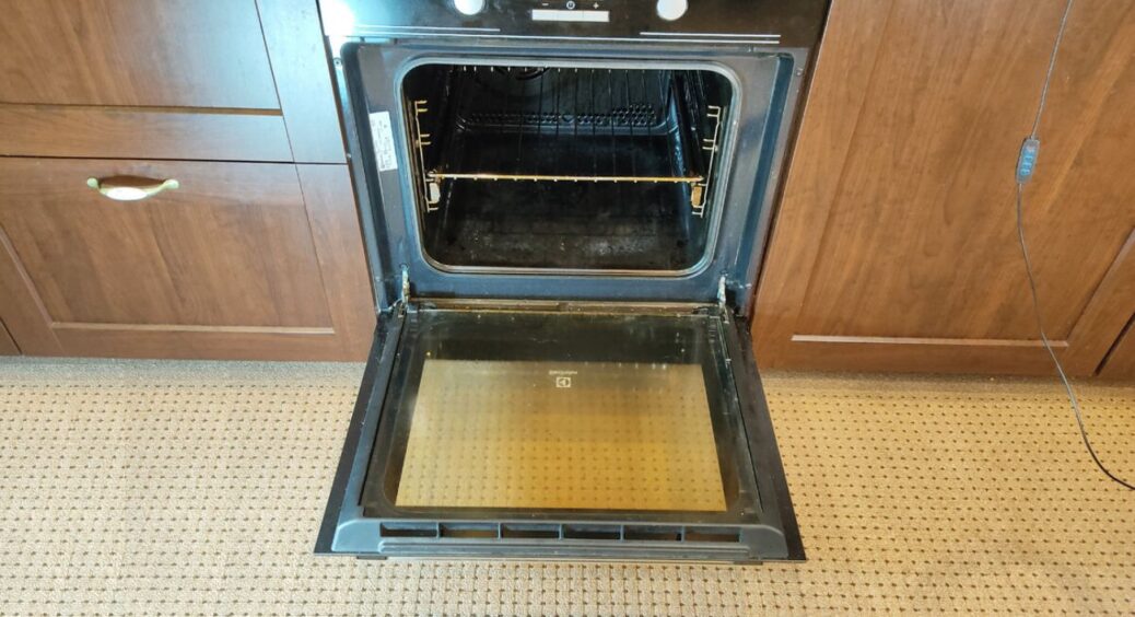 1 таблетка в окріп – і духовка стала, як із заводу: чиста, прозора та без липкого бруду. Скло – без розводів 