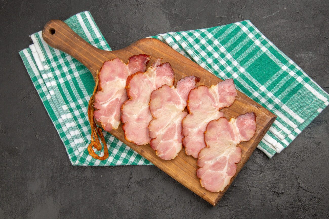 Кухарі пояснили, як коптити смачне сало в банці 