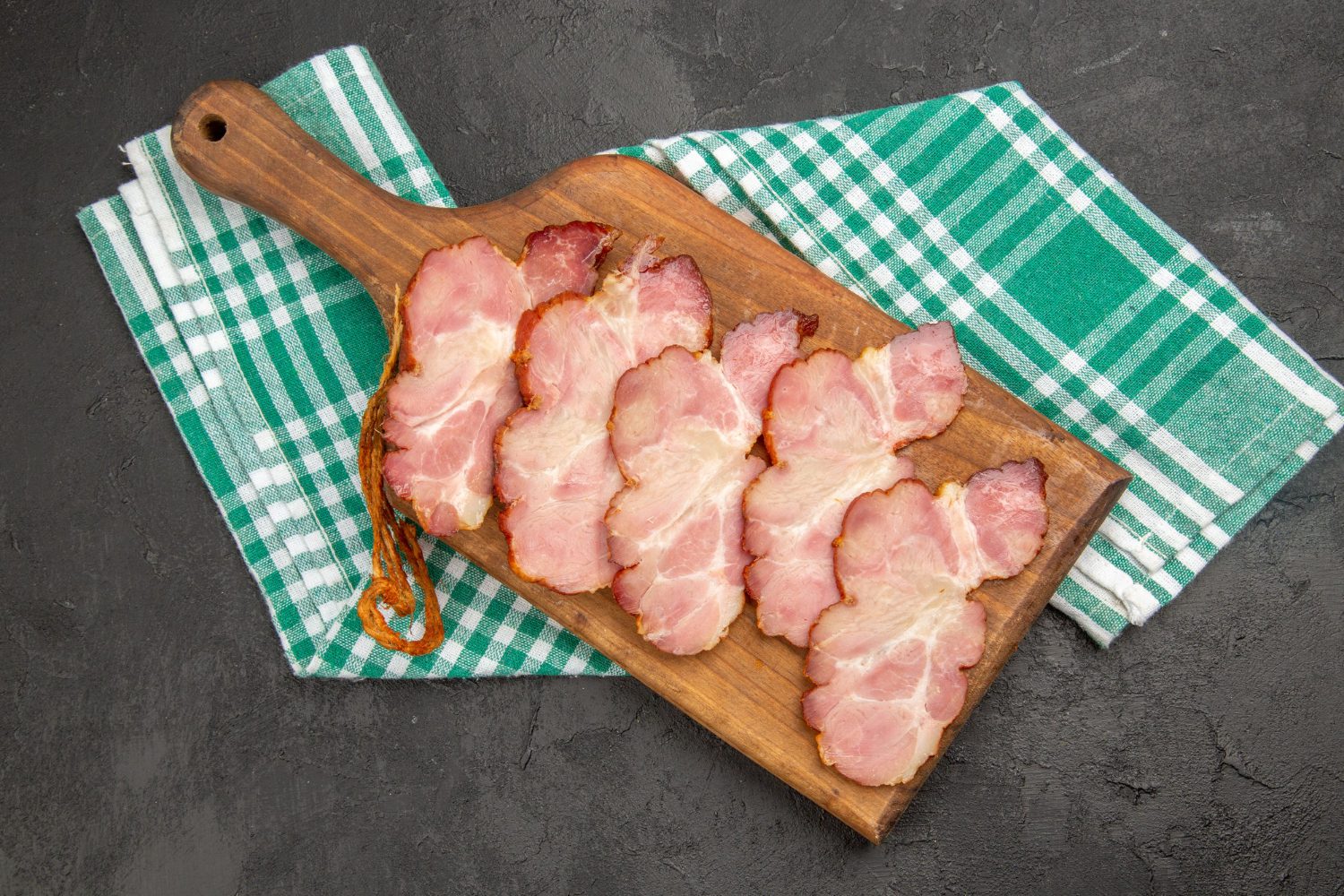 Кухарі пояснили, як коптити смачне сало в банці 