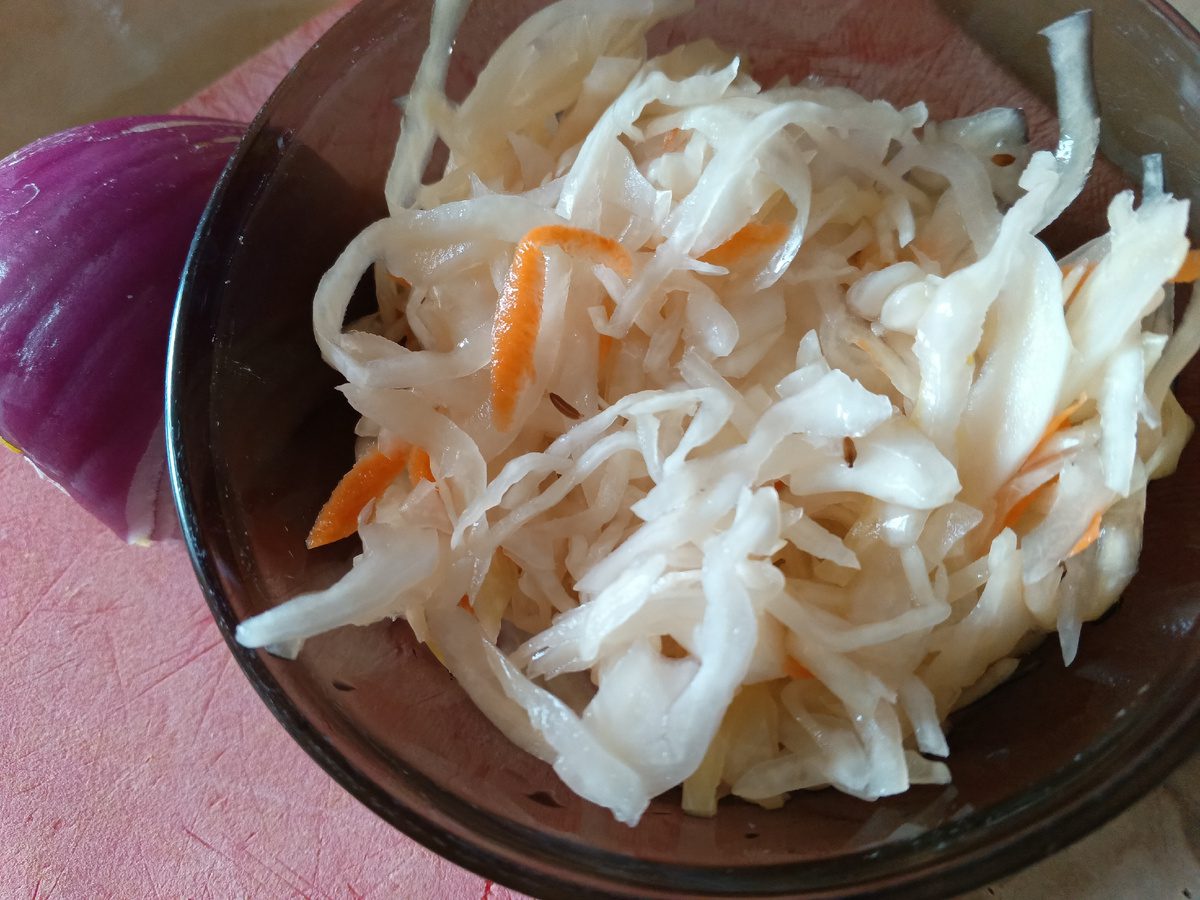 Господині розповіли, через яку помилку квашена капуста гірчить 