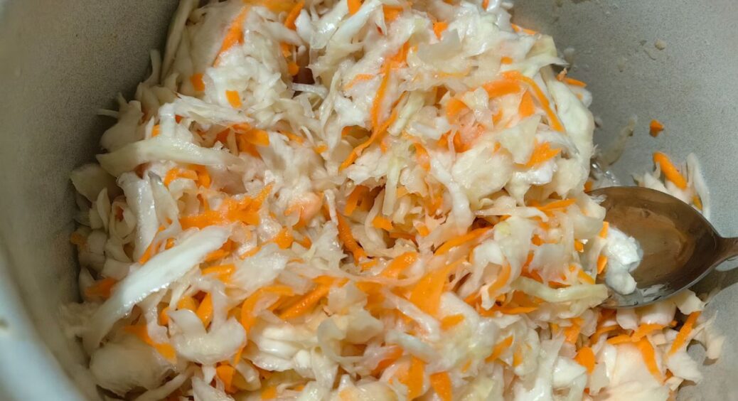 Квашена капуста більше не слизька і не м’яка: дотримуюсь 5 дат приготування, які вважаються сприятливими 