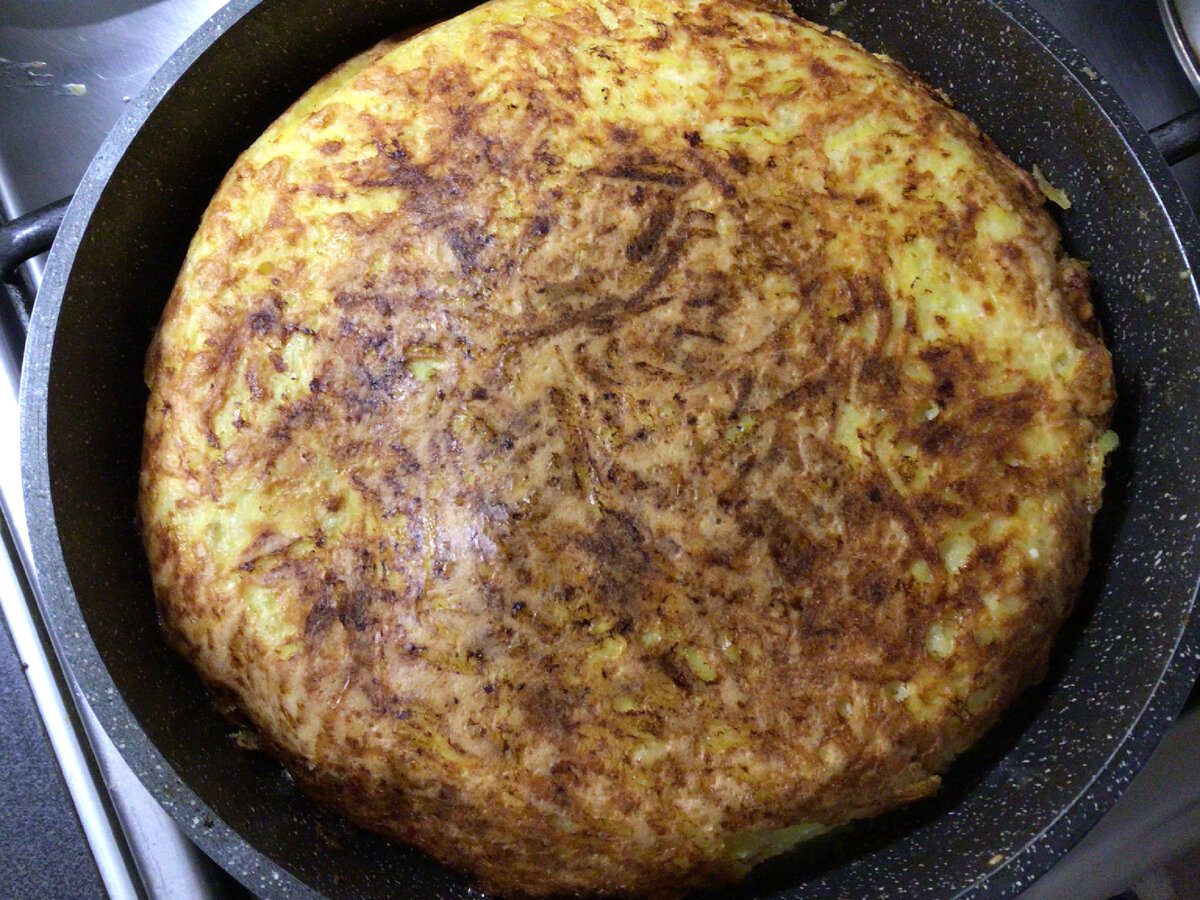 Кулінари розповіли, як приготувати смачний пиріг на сніданок, використовуючи сковорідку