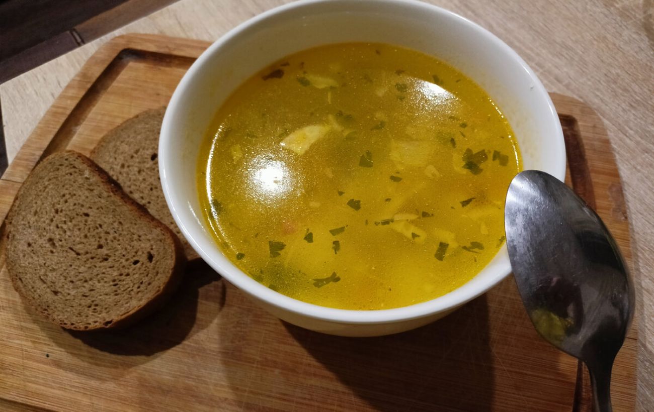 Кухарі розповіли, як варити прозорий, але наваристий бульйон 