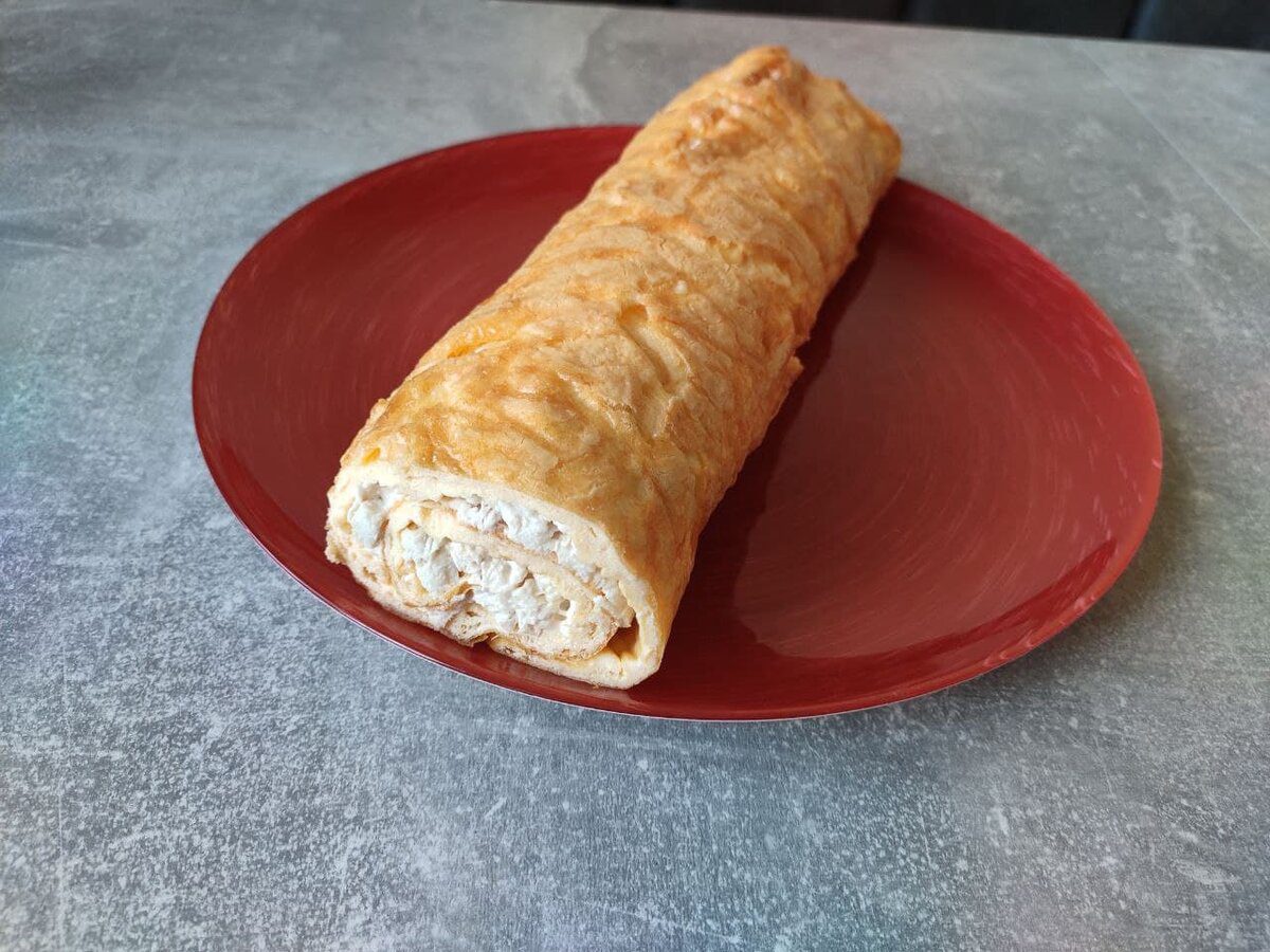 Господині розповіли, як швидко приготувати смачний і ситний рулет до столу, коли гості на порозі