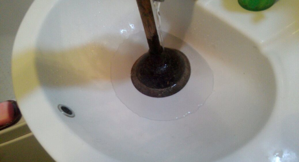 Засмічення у ванні зникло без вантуза: заварила це, додала 2 порошки – вилила, почекала 60 секунд, і чистота 