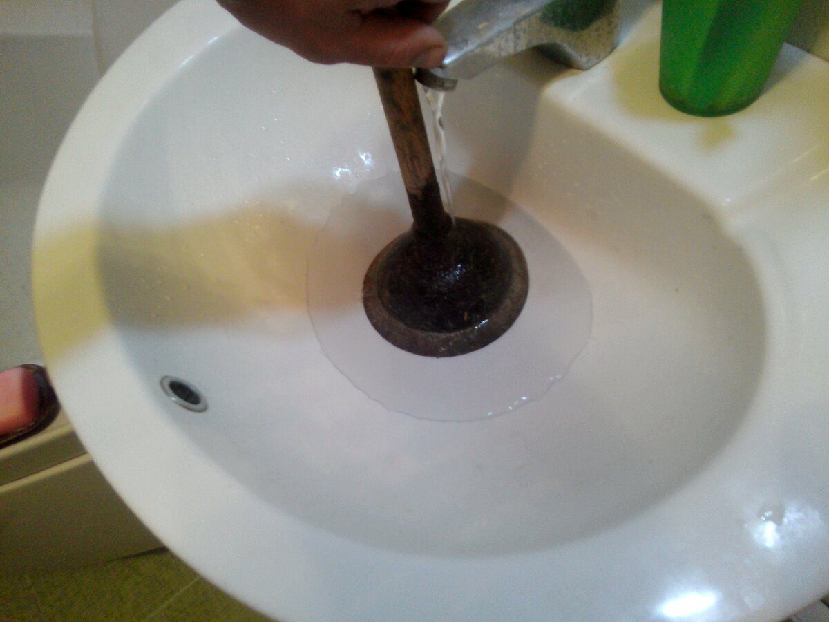 Господині розповіли, як прибрати засмічення у раковині без хімії