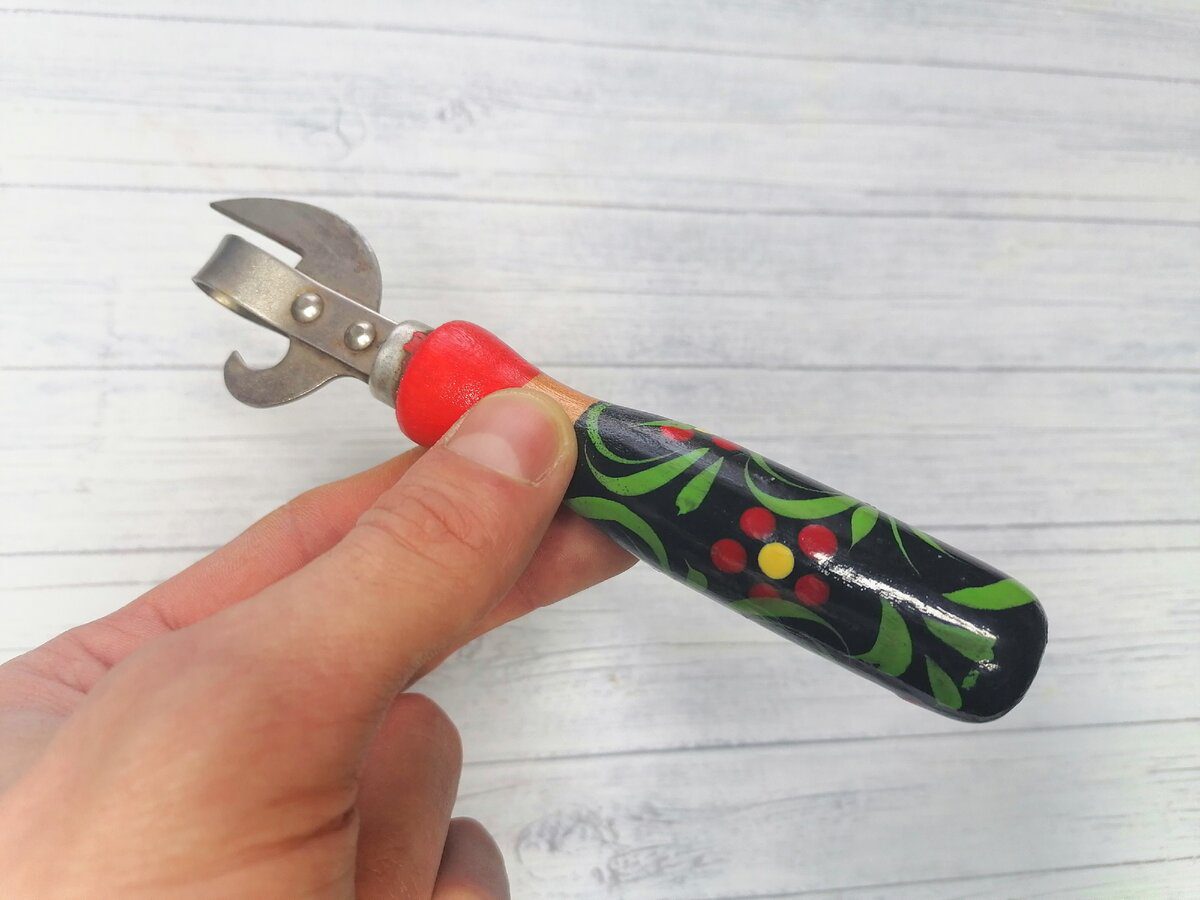 Експерти розповіли, як можна легко відкривати консервовані банки без використання відкривачки