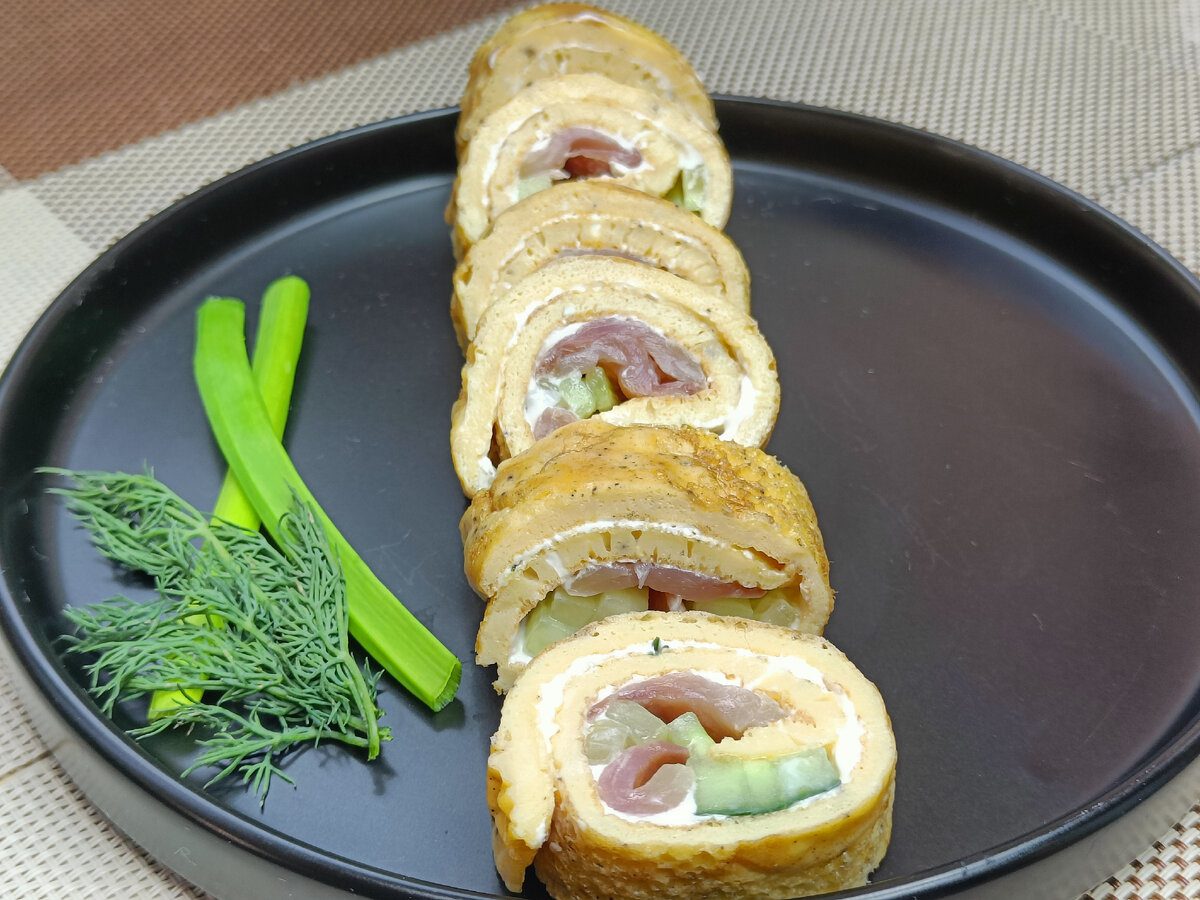 Господині розповіли, як швидко приготувати смачний і ситний рулет до столу, коли гості на порозі