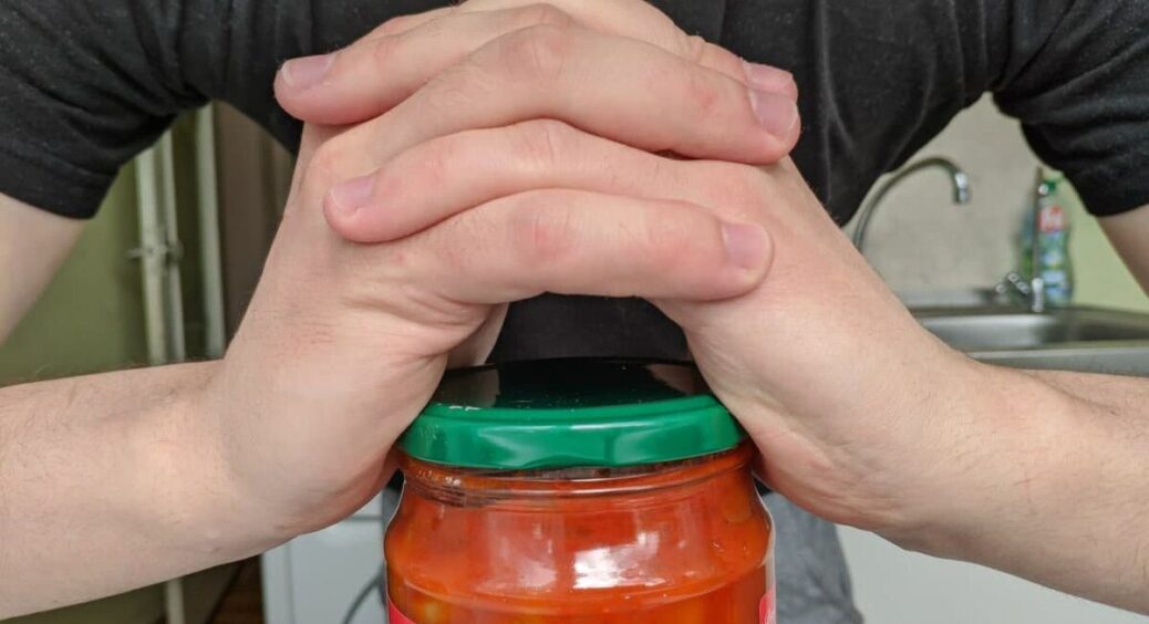 Не могла відкрити банку – поки чоловік не показав трюк: клацнуло за 2 секунди, і кришка “здалася” 