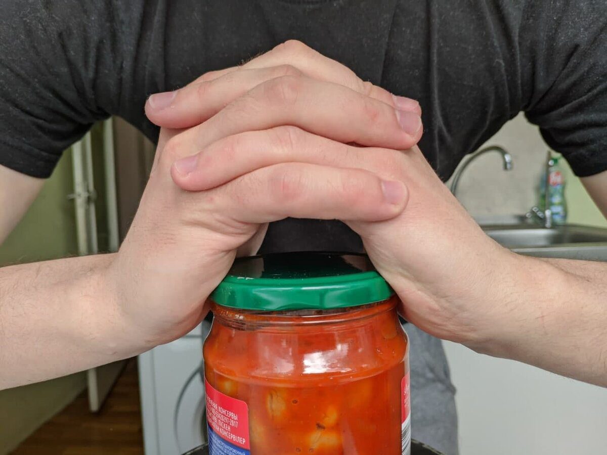 Експерти розповіли, як можна легко відкривати консервовані банки без використання відкривачки