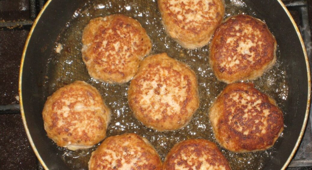 3 шеф-кухарів запитали, на чому краще смажити курячі котлети: всі дали однакову відповідь – 1 інгредієнт 