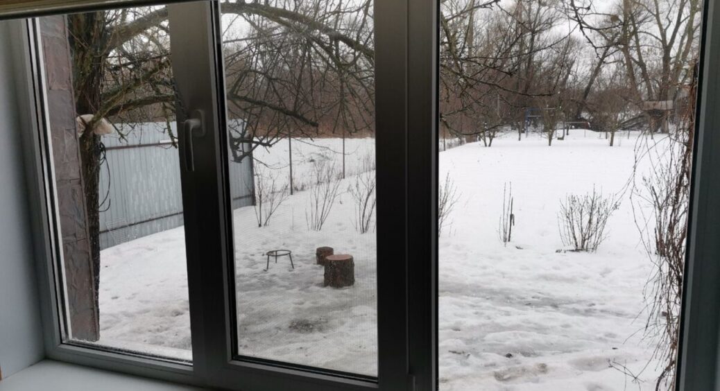 Наклеїла “ЦЕ” на вікно – і вдома тепло без опалення навіть у листопаді: маю +24 градуси, коли на вулиці -2 