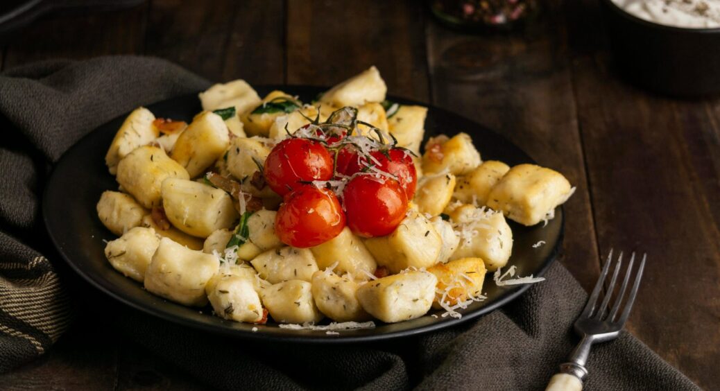 Деруни більше не готую: беру картоплю, 2 помідори та 100 г сиру – не вечеря, а суцільне золото! Рецепт 