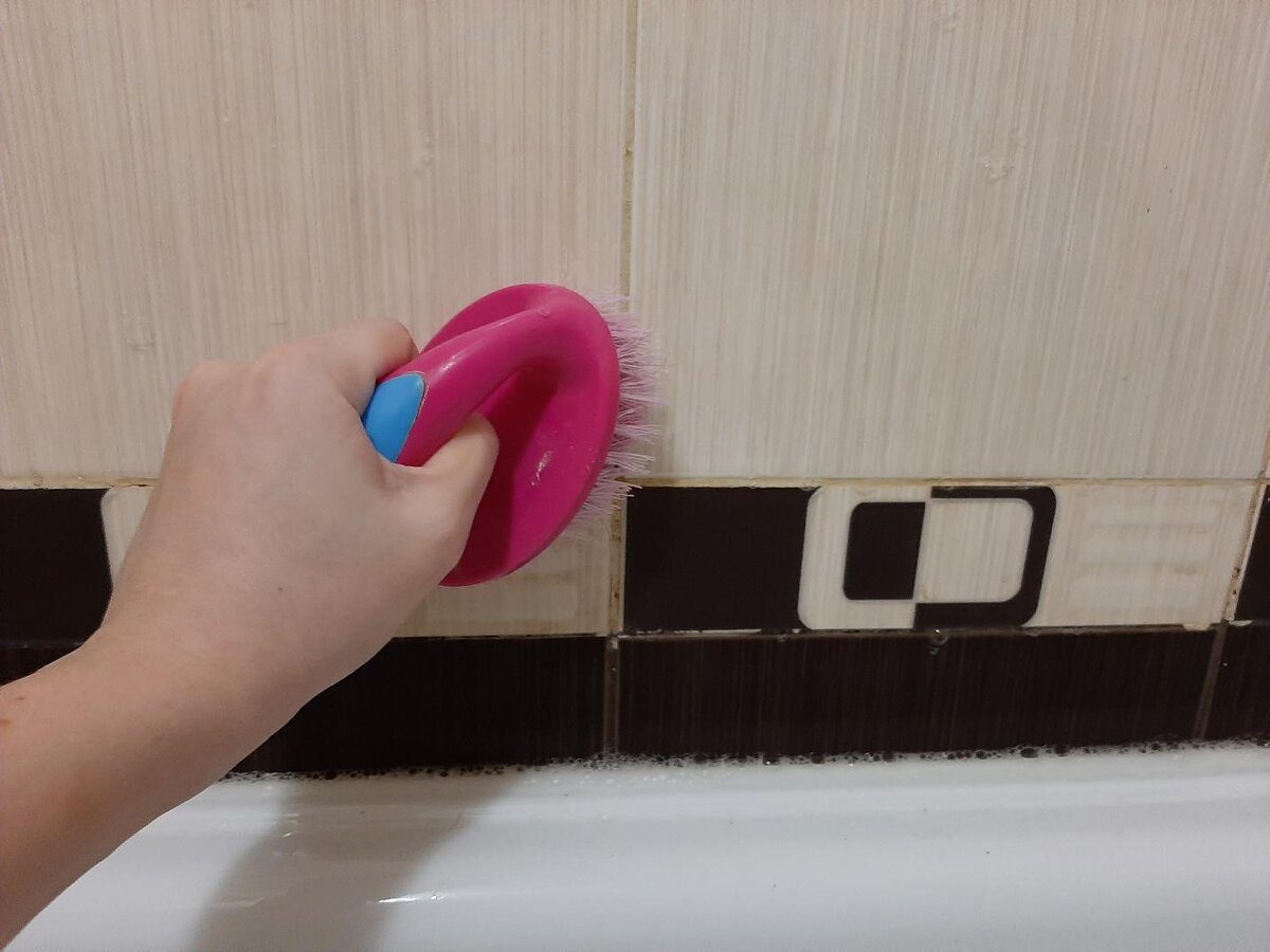 Експерти пояснили, як швидко та без клопоту очистити плитку у ванній кімнаті – поради