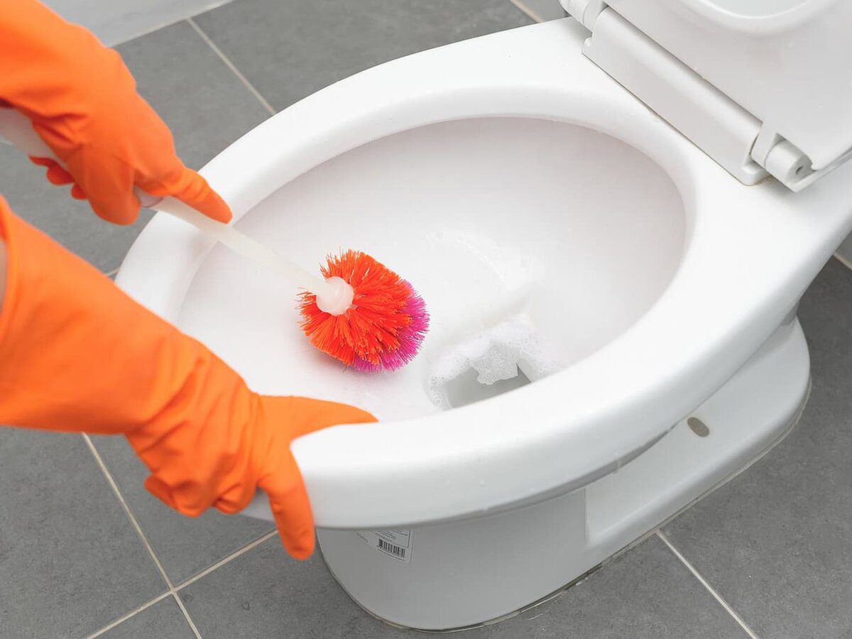 Господині розповіли, як позбутися неприємного запаху з унітазу без хімії