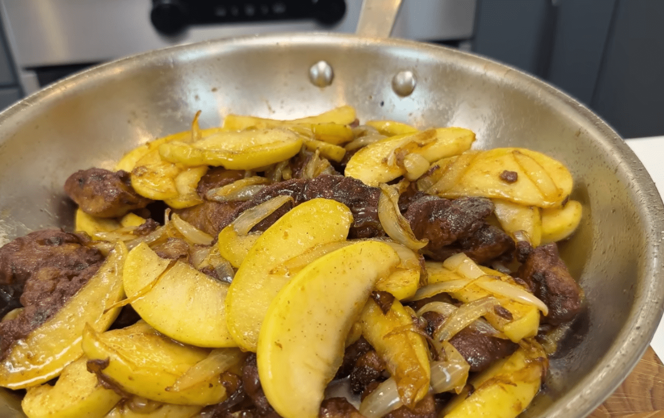 Кулінари розповіли, як приготувати печінку з яблуками