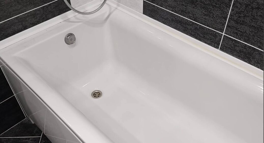 Стара ванна буде блищати яскравіше за гірський кришталь: як за “копійки” очистити емаль від нальоту – 1 трюк 