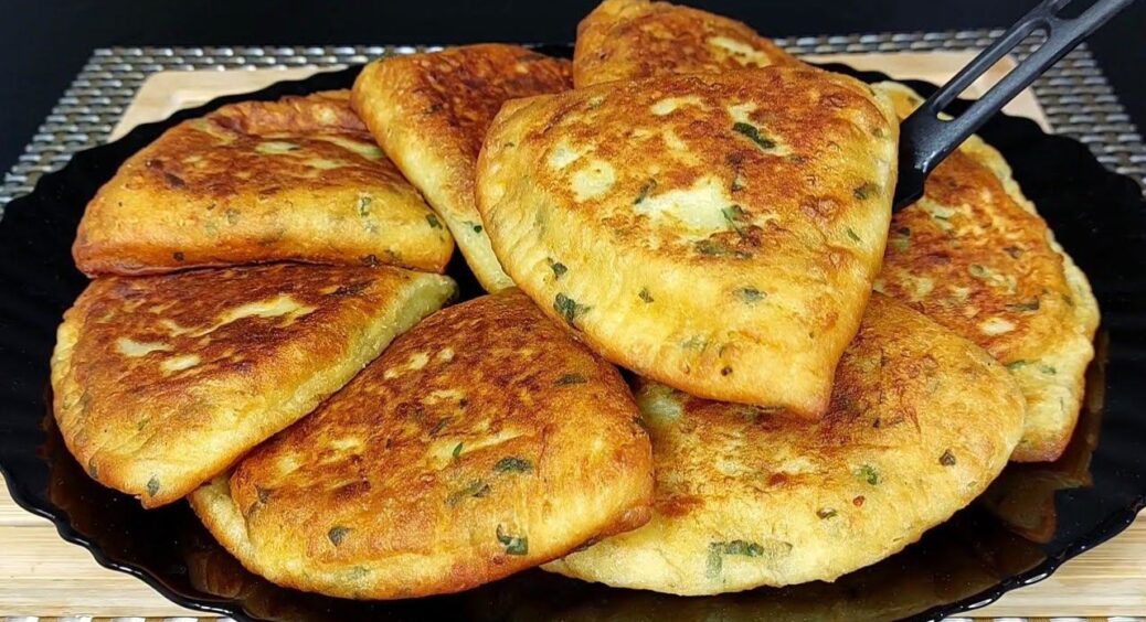 Картопляні “коржики” з капустою за 10 хвилин: недорого, швидко та дуже смачно. Пиріжки “відпочивають”! 