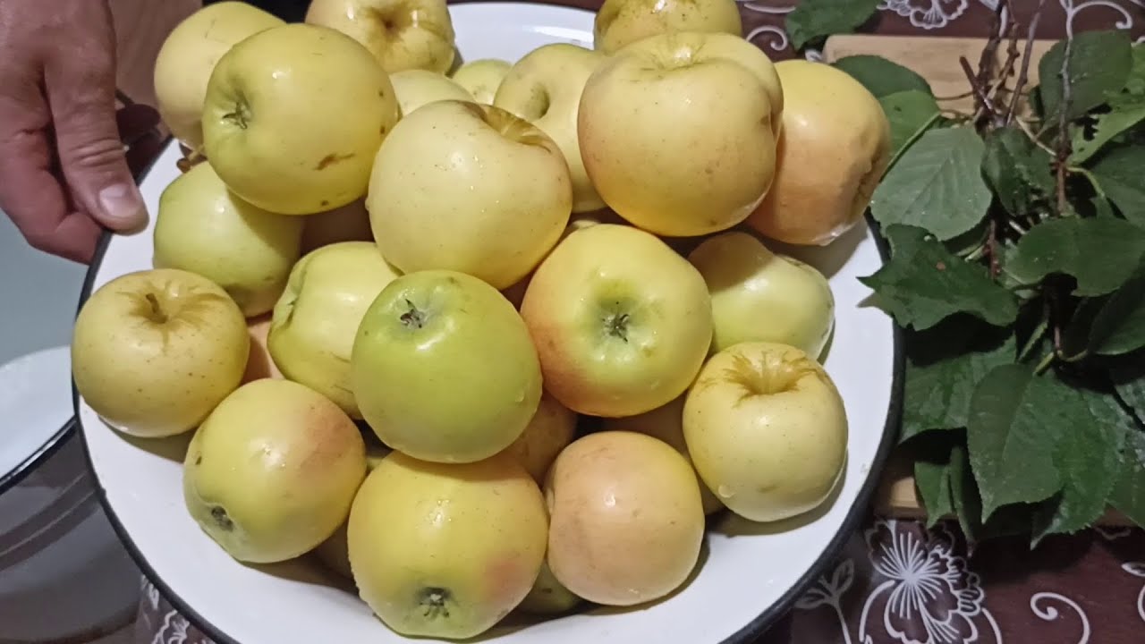 Господині розповіли, як приготувати вдома смачні мочені яблука в каструлі