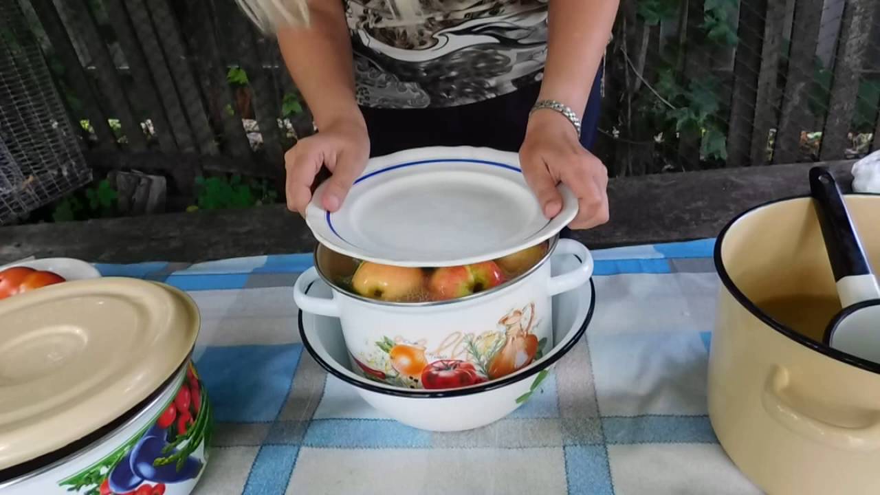 Господині розповіли, як приготувати вдома смачні мочені яблука в каструлі