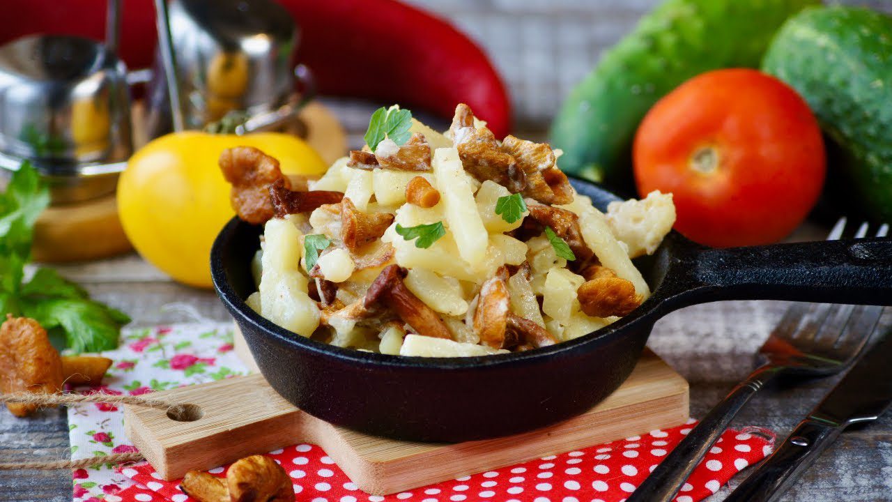 Кулінари розповіли, як приготувати смажену картоплю з лисичками та сметаною