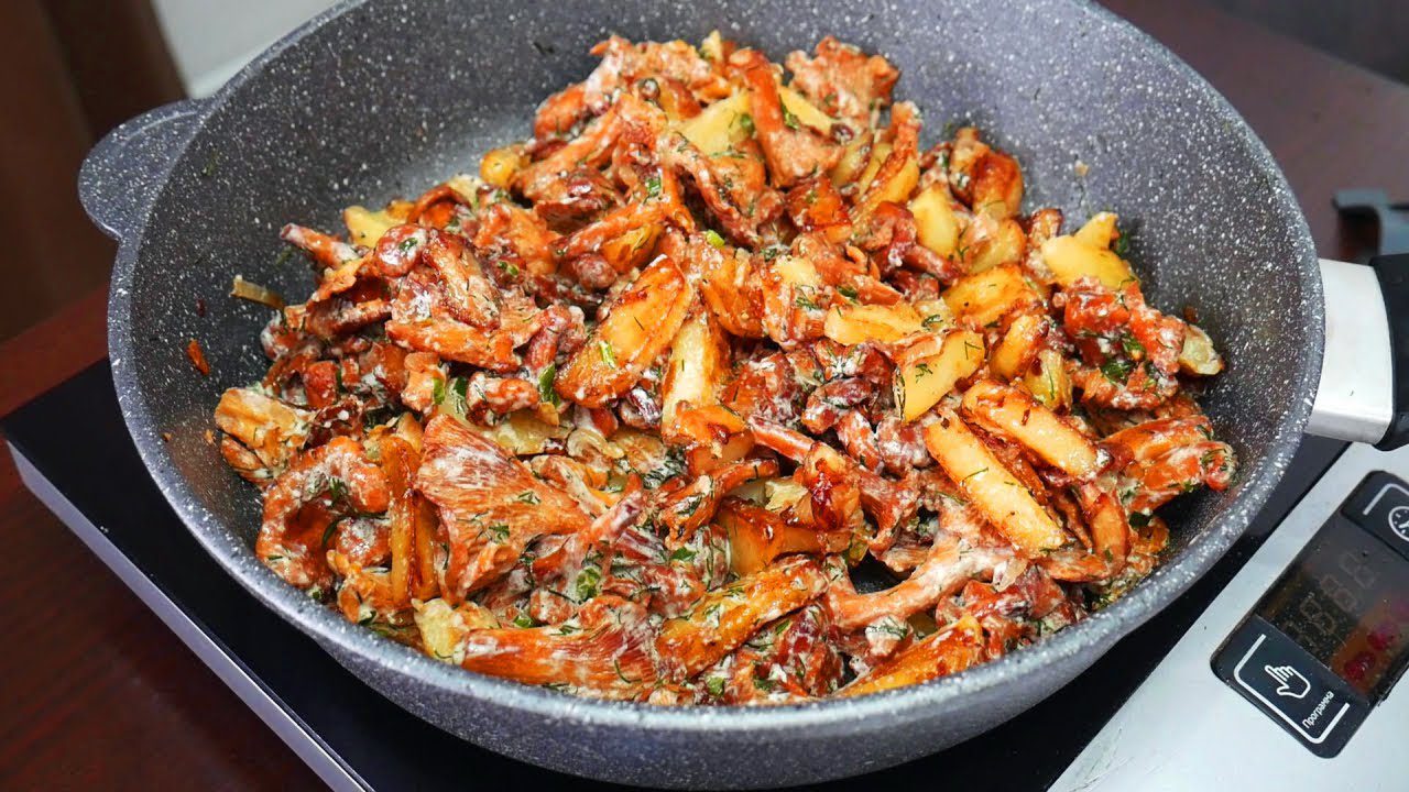 Кулінари розповіли, як приготувати смажену картоплю з лисичками та сметаною